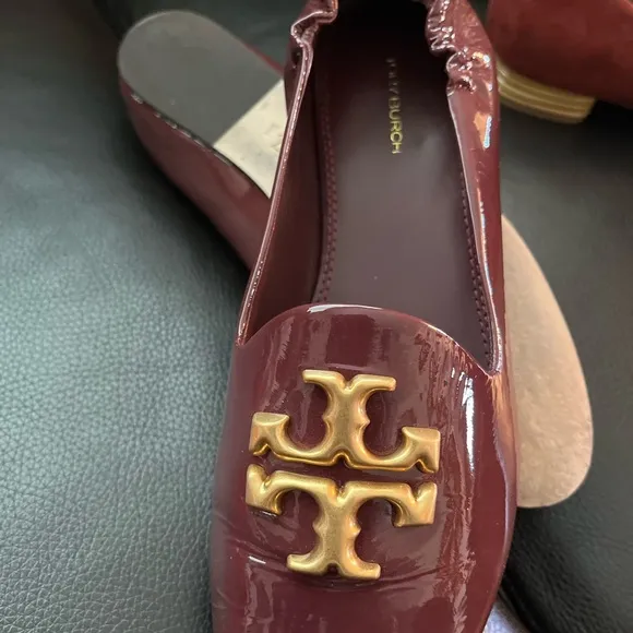 Tory Burch Patent Leather Logo Flats shoes Size: 9 ALMOST NEW Burgundy patent