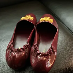 Tory Burch Patent Leather Logo Flats shoes Size: 9 ALMOST NEW Burgundy patent