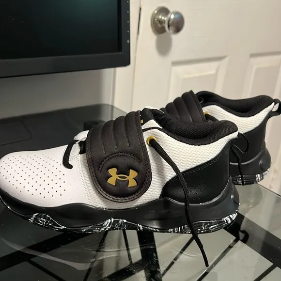 Under armour Boy shoes BRAND NEW