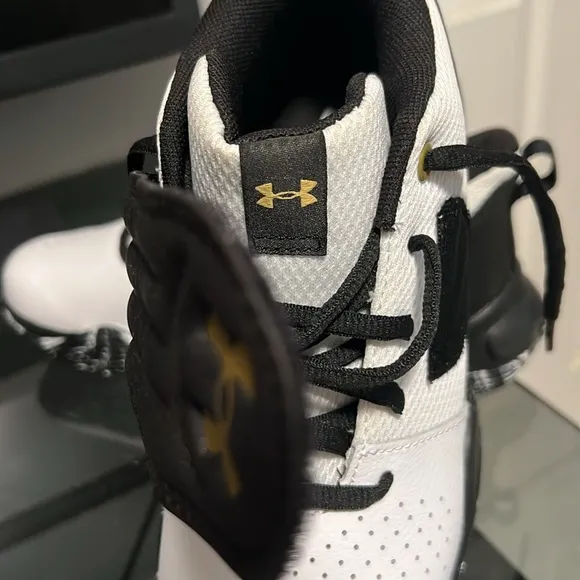 Under armour Boy shoes BRAND NEW