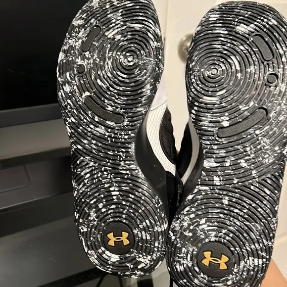 Under armour Boy shoes BRAND NEW