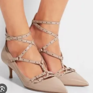 Valentino Garavani Pumps Love Latch Pointy Toe Pump Shoes 38.5 Gladiator Nude