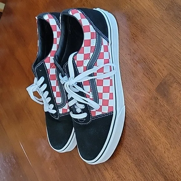 VANS CHECKERBOARD SZ 10  WORN ONCE.