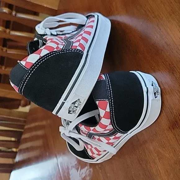 VANS CHECKERBOARD SZ 10  WORN ONCE.