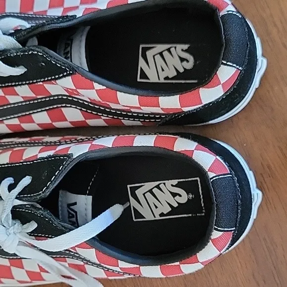 VANS CHECKERBOARD SZ 10  WORN ONCE.