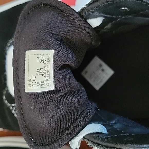 VANS CHECKERBOARD SZ 10  WORN ONCE.