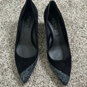 VIAJIYU  suede black pointy toe glitter front wedges size 9