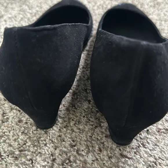 VIAJIYU  suede black pointy toe glitter front wedges size 9