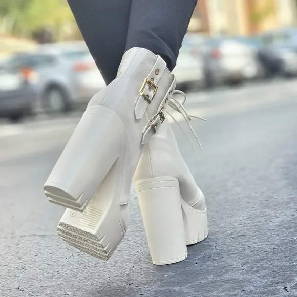 Women's Block Heel Lace Up Botties White Color
