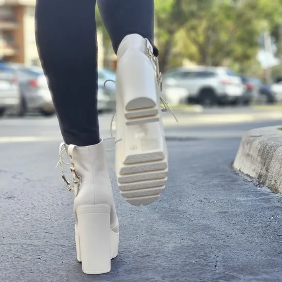 Women's Block Heel Lace Up Botties White Color