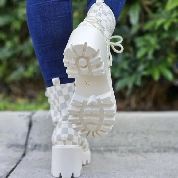 Womens Checkered Lace Up Block Heel Boots