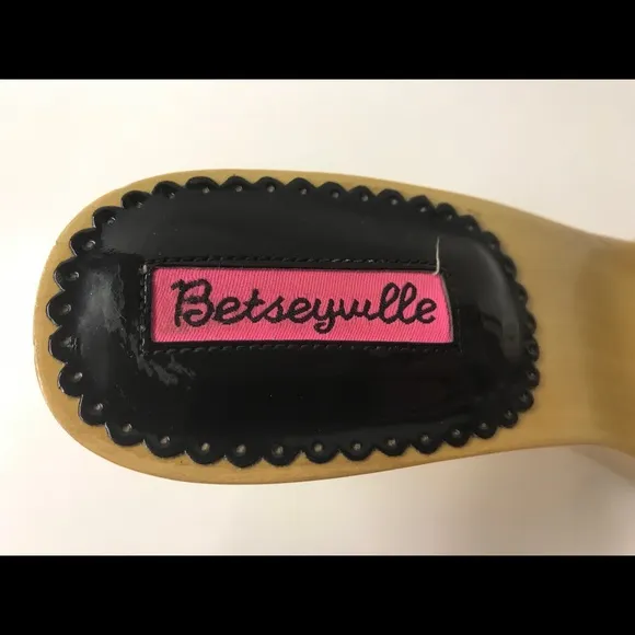 Wooden bow Betsey Johnson heels shoes black white kitten slides vintage pinup