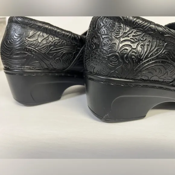 Yuu Bethanee, black embossed mule/clog shoes. Size 5w Bethanee.  Like new.