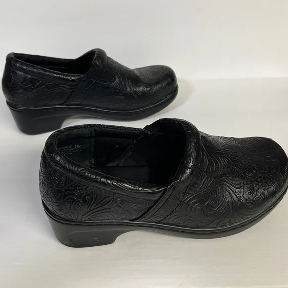 Yuu Bethanee, black embossed mule/clog shoes. Size 5w Bethanee.  Like new.