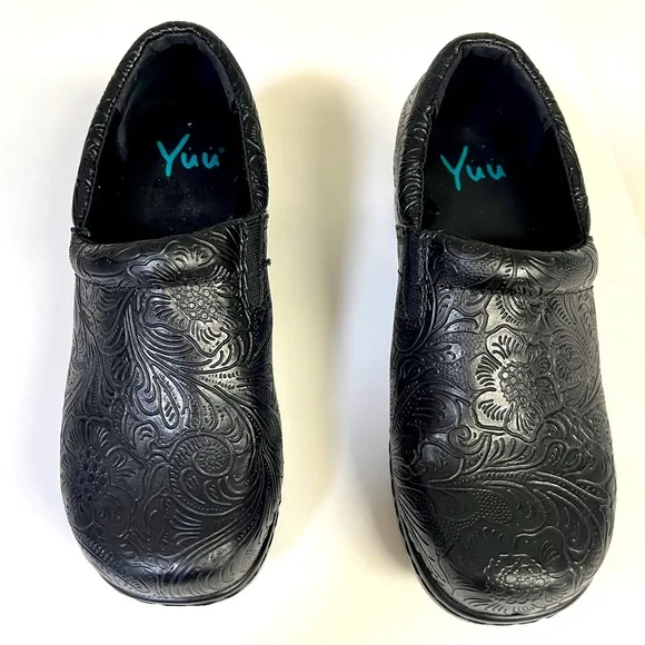 Yuu Bethanee, black embossed mule/clog shoes. Size 5w Bethanee.  Like new.