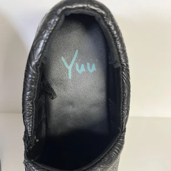 Yuu Bethanee, black embossed mule/clog shoes. Size 5w Bethanee.  Like new.
