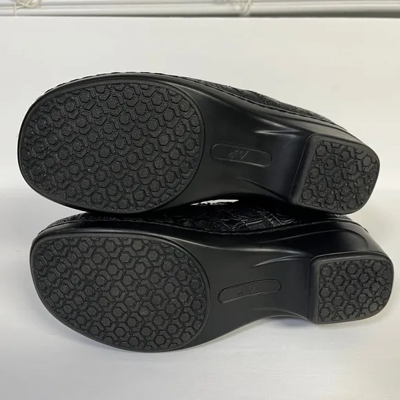 Yuu Bethanee, black embossed mule/clog shoes. Size 5w Bethanee.  Like new.