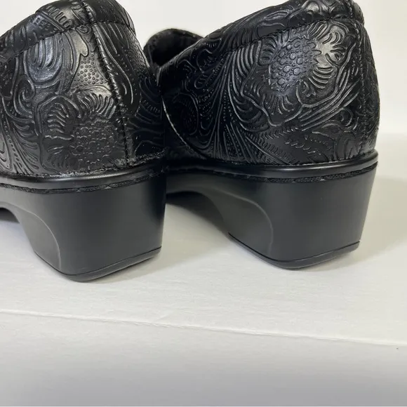 Yuu Bethanee, black embossed mule/clog shoes. Size 5w Bethanee.  Like new.