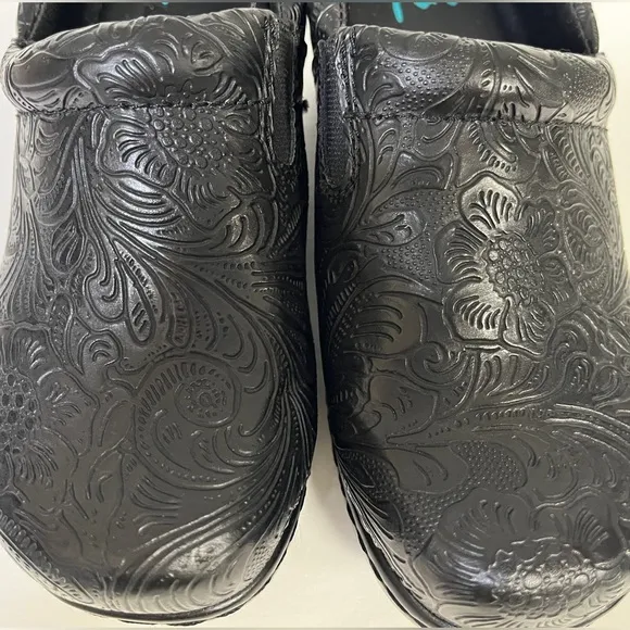 Yuu Bethanee, black embossed mule/clog shoes. Size 5w Bethanee.  Like new.